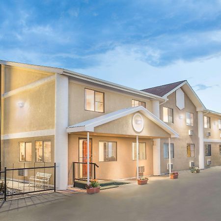 Super 8 By Wyndham Riverton Exterior photo