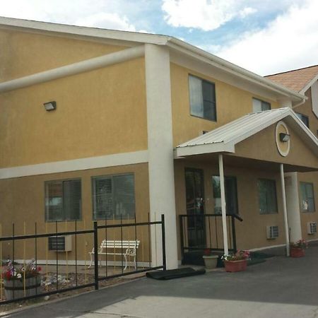 Super 8 By Wyndham Riverton Exterior photo